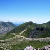 大分、九重山頂近くから三俣山を臨む 