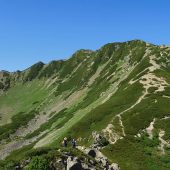 長野、仙丈ケ岳山頂を仰ぐ 