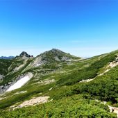 長野、駒ケ岳、山頂下の残雪 