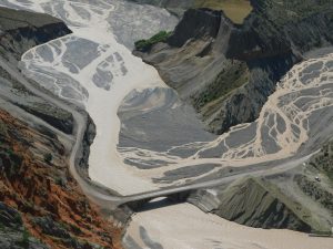 新疆ウィグル自治区・天山天池 南山牧場の写真　天山の山懐に抱かれて3-10