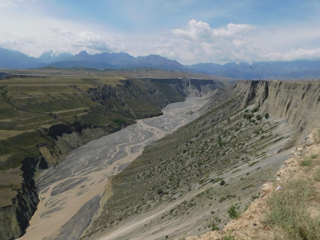 新疆ウィグル自治区・天山天池 南山牧場の写真　天山の山懐に抱かれて3-3