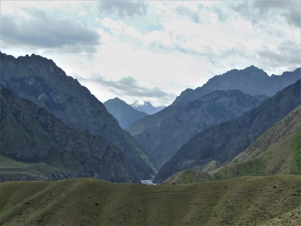 新疆ウィグル自治区・天山天池 南山牧場の写真　天山の山懐に抱かれて3-5