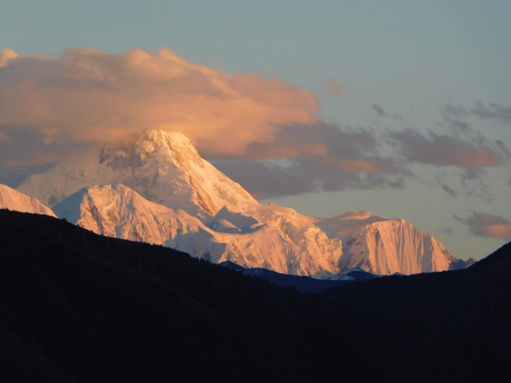 四川省・紅石公園 紅石公園から康定へ 折多山 貢嗄（コンガ）山 天路十八号と理塘 海子山の写真　亜丁への道4-1