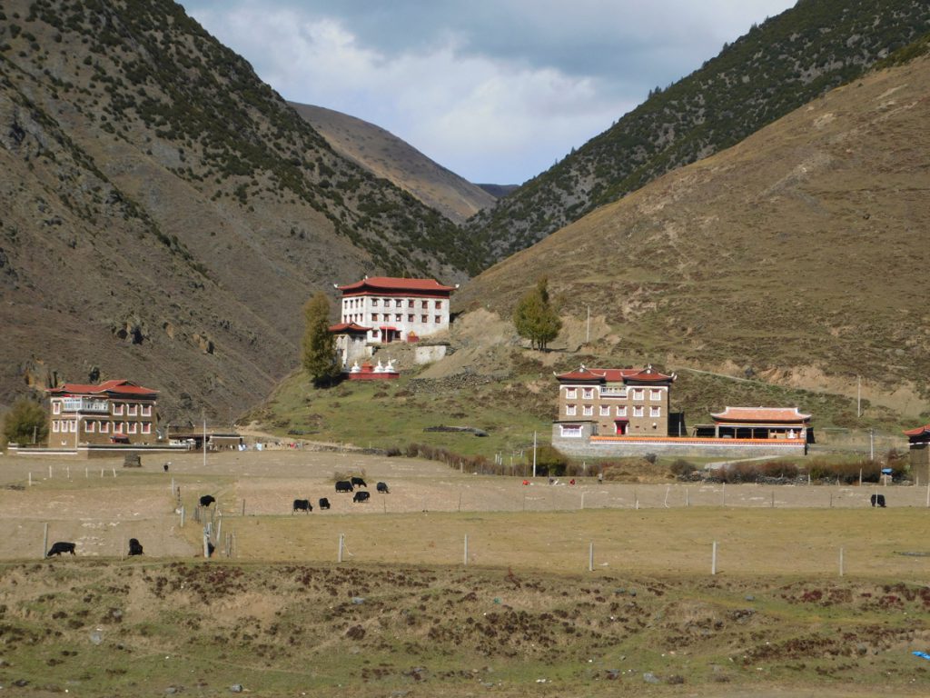 四川省・紅石公園 紅石公園から康定へ 折多山 貢嗄（コンガ）山 天路十八号と理塘 海子山の写真　亜丁への道4-5