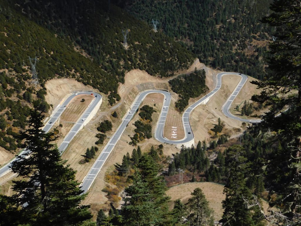 四川省・紅石公園 紅石公園から康定へ 折多山 貢嗄（コンガ）山 天路十八号と理塘 海子山の写真　亜丁への道5-3