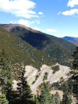 四川省・紅石公園 紅石公園から康定へ 折多山 貢嗄（コンガ）山 天路十八号と理塘 海子山の写真　亜丁への道5-6