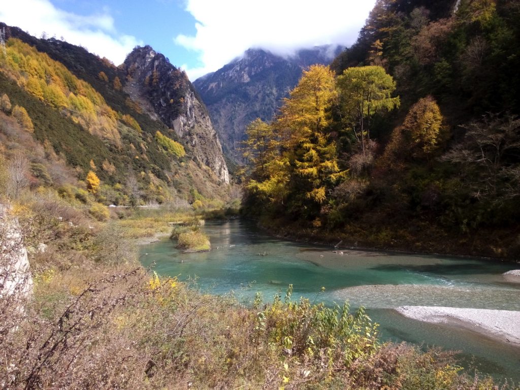 四川省・八美から丹巴路へ 雅拉雪山を望む 紅葉の丹巴路1 紅葉の丹巴路2 四姑娘山の秋の写真 錦秋の丹巴路を行く3-2