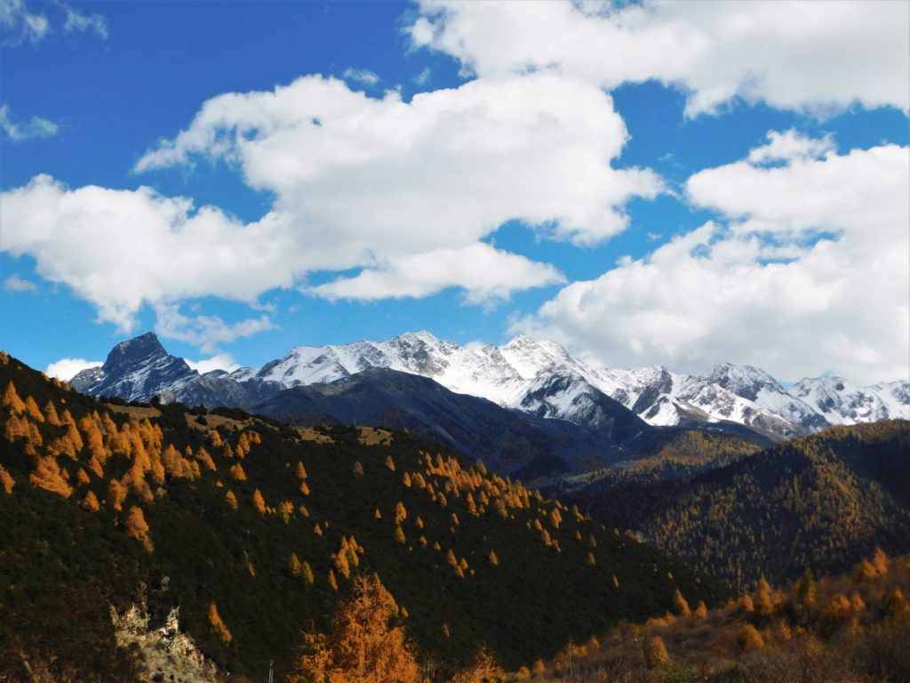 四川省・八美から丹巴路へ 雅拉雪山を望む 紅葉の丹巴路１ 紅葉の丹巴路２ 四姑娘山の秋の写真　錦秋の丹巴路を行く4-3