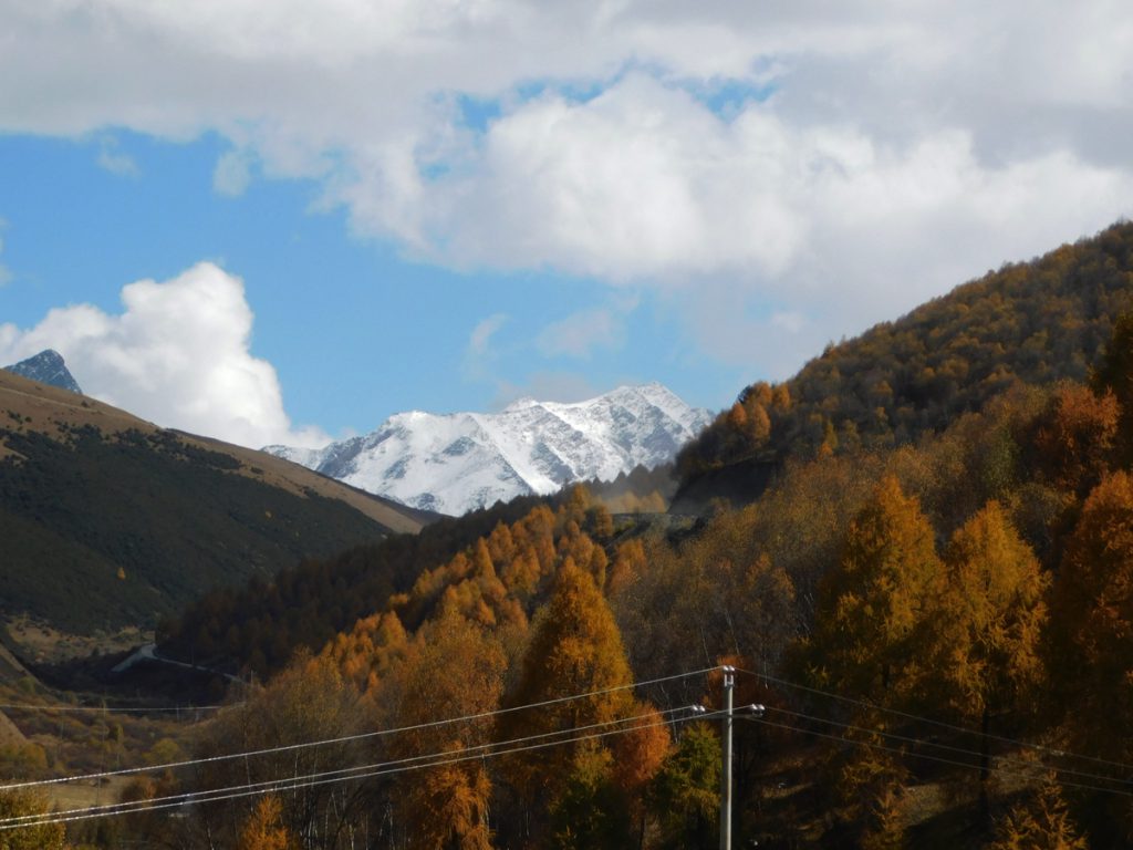 四川省・八美から丹巴路へ 雅拉雪山を望む 紅葉の丹巴路１ 紅葉の丹巴路２ 四姑娘山の秋の写真　錦秋の丹巴路を行く4-4
