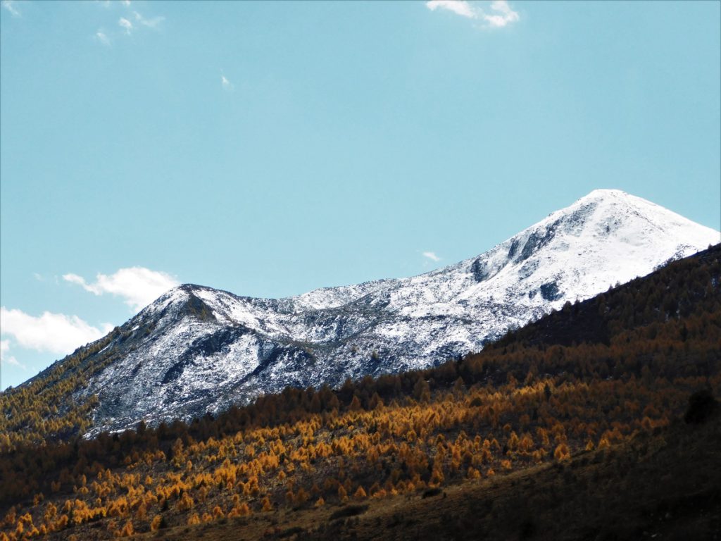 四川省・八美から丹巴路へ 雅拉雪山を望む 紅葉の丹巴路１ 紅葉の丹巴路２ 四姑娘山の秋の写真　錦秋の丹巴路を行く4-5