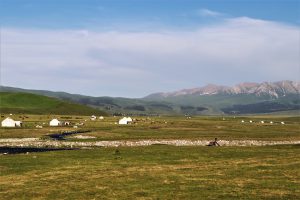 新疆ウィグル自治区・那拉堤（ナラテー）の写真　清風吹き渡る三面青山の草原劇場2-11