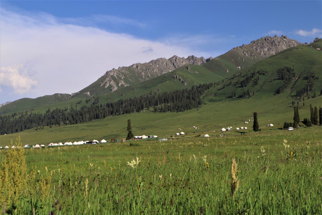 新疆ウィグル自治区・那拉堤（ナラテー）の写真　清風吹き渡る三面青山の草原劇場2-5