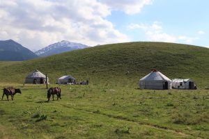 新疆ウィグル自治区・那拉堤（ナラテー）の写真　清風吹き渡る三面青山の草原劇場2-8