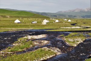 新疆ウィグル自治区・那拉堤（ナラテー）の写真　清風吹き渡る三面青山の草原劇場2-9