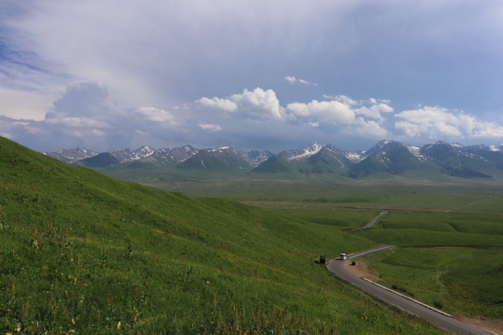 新疆ウィグル自治区・那拉堤（ナラテー）の写真　清風吹き渡る三面青山の草原劇場3-1