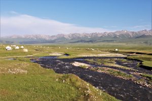 新疆ウィグル自治区・那拉堤（ナラテー）の写真　清風吹き渡る三面青山の草原劇場3-11