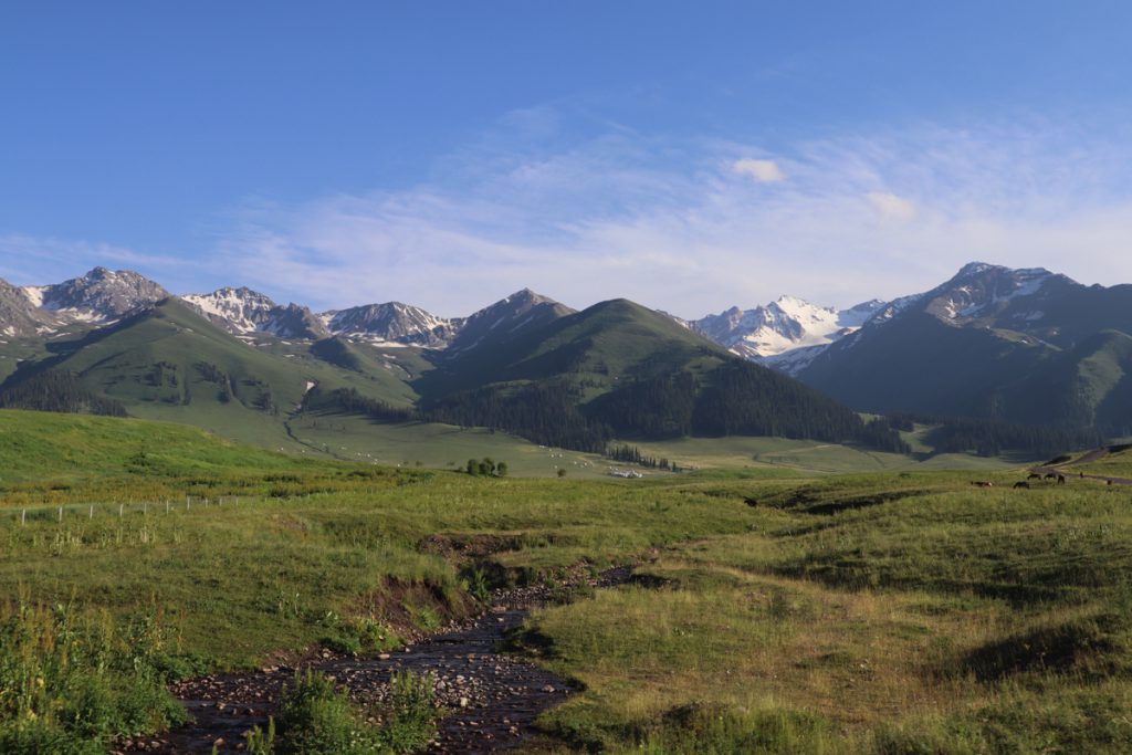 新疆ウィグル自治区・那拉堤（ナラテー）の写真　清風吹き渡る三面青山の草原劇場3-2