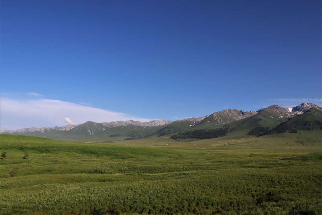 新疆ウィグル自治区・那拉堤（ナラテー）の写真　清風吹き渡る三面青山の草原劇場3-3