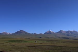 新疆ウィグル自治区・中天山から国道218号を行くの写真　天山の浪漫の回廊2-11