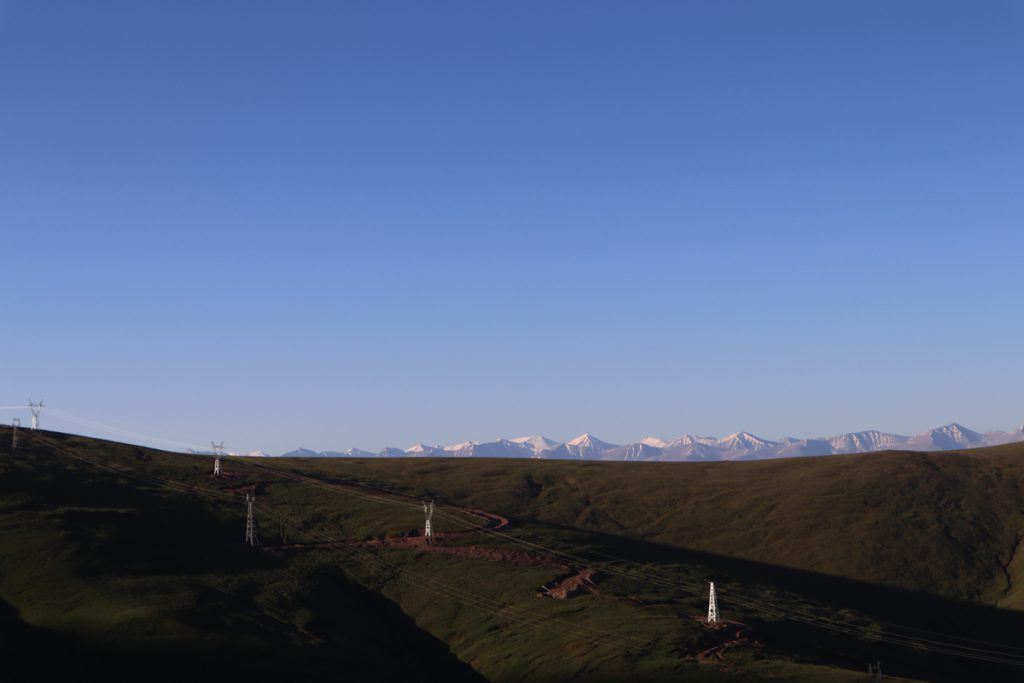 新疆ウィグル自治区・中天山から国道218号を行くの写真 天山の浪漫の回廊3-2