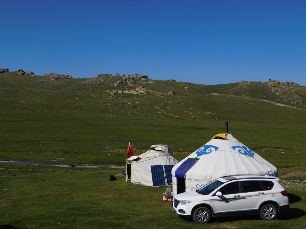 新疆ウィグル自治区・中天山から国道218号を行くの写真 天山の浪漫の回廊3-3