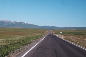 新疆ウィグル自治区・中天山から国道218号を行くの写真 天山の浪漫の回廊3-9
