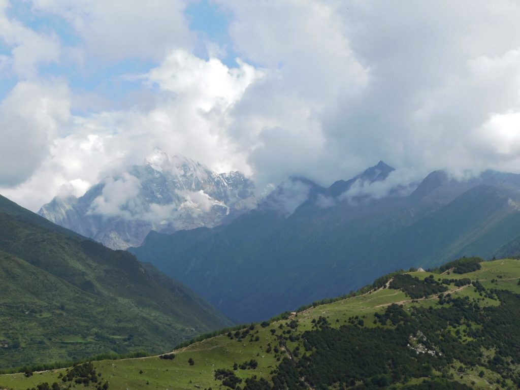 四川省・長坪溝、枯樹灘、四姑娘山鎮から大本営ベースキャンプへ、大峰山頂の写真 四姑娘山、大峰を登る2-1
