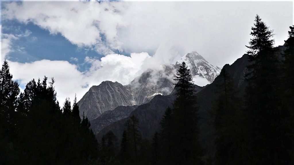 四川省・長坪溝、枯樹灘、四姑娘山鎮から大本営ベースキャンプへ、大峰山頂の写真 四姑娘山、大峰を登る2-2