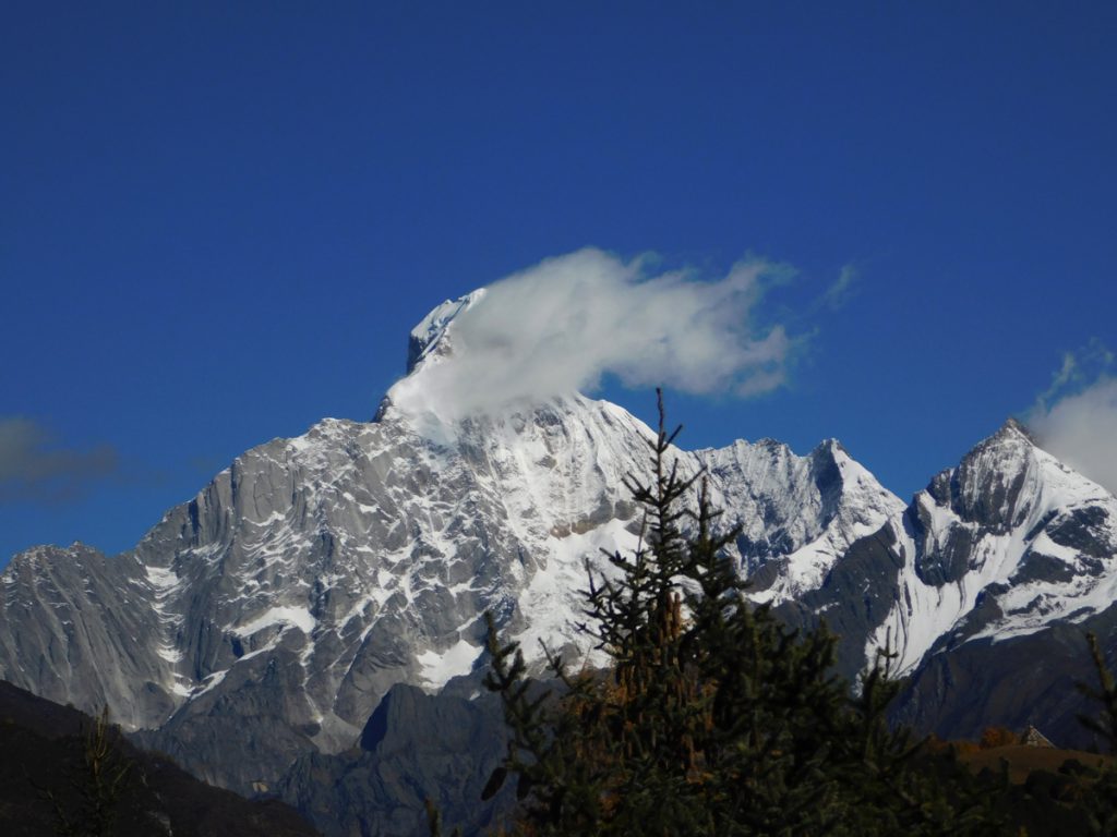 四川省・長坪溝、枯樹灘、四姑娘山鎮から大本営ベースキャンプへ、大峰山頂の写真 四姑娘山、大峰を登る2-3