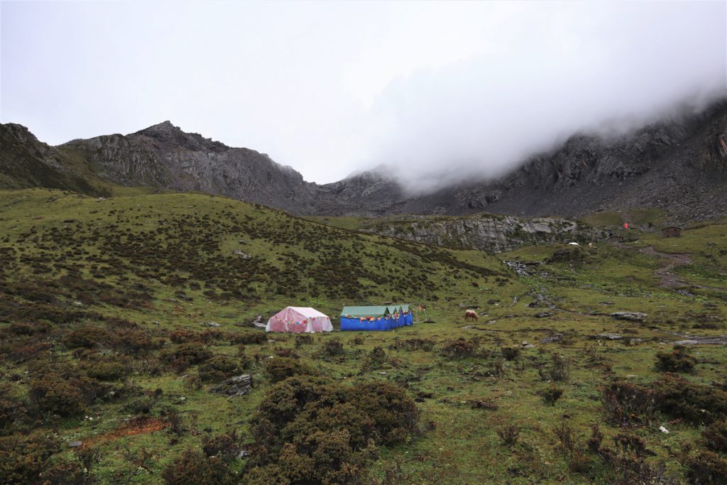 四川省・長坪溝、枯樹灘、四姑娘山鎮から大本営ベースキャンプへ、大峰山頂の写真　四姑娘山、大峰を登る4-2