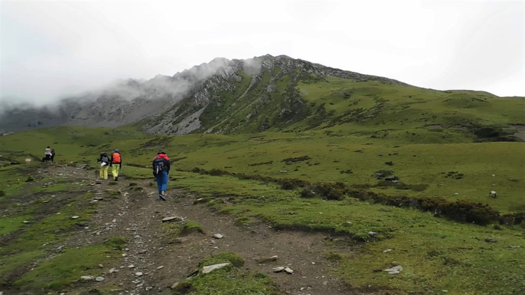 四川省・長坪溝、枯樹灘、四姑娘山鎮から大本営ベースキャンプへ、大峰山頂の写真　四姑娘山、大峰を登る4-4