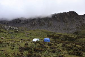 四川省・長坪溝、枯樹灘、四姑娘山鎮から大本営ベースキャンプへ、大峰山頂の写真　四姑娘山、大峰を登る4-7