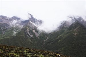 四川省・長坪溝、枯樹灘、四姑娘山鎮から大本営ベースキャンプへ、大峰山頂の写真　四姑娘山、大峰を登る4-8