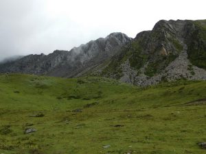 四川省・長坪溝、枯樹灘、四姑娘山鎮から大本営ベースキャンプへ、大峰山頂の写真　四姑娘山、大峰を登る4-9