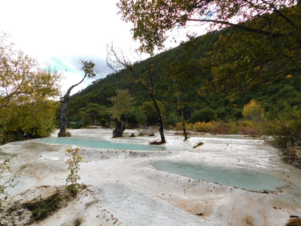 雲南省・白水台の写真　白とブルーの神秘2-1