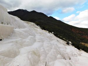 雲南省・白水台の写真　白とブルーの神秘2-10