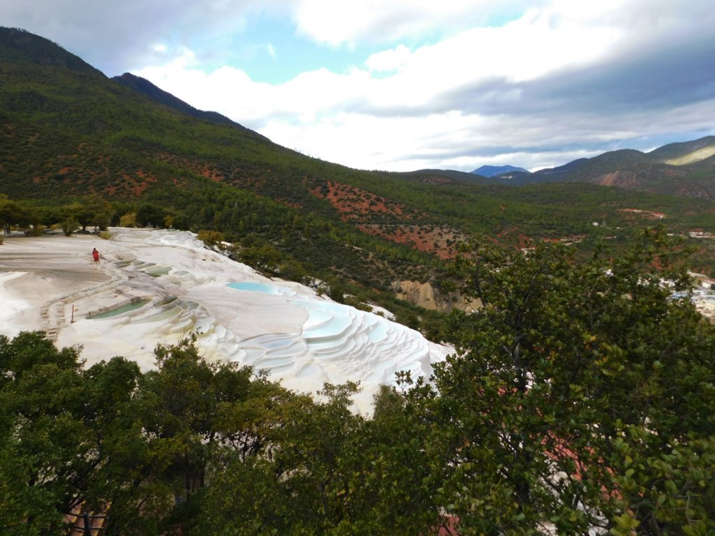 雲南省・白水台の写真　白とブルーの神秘2-2