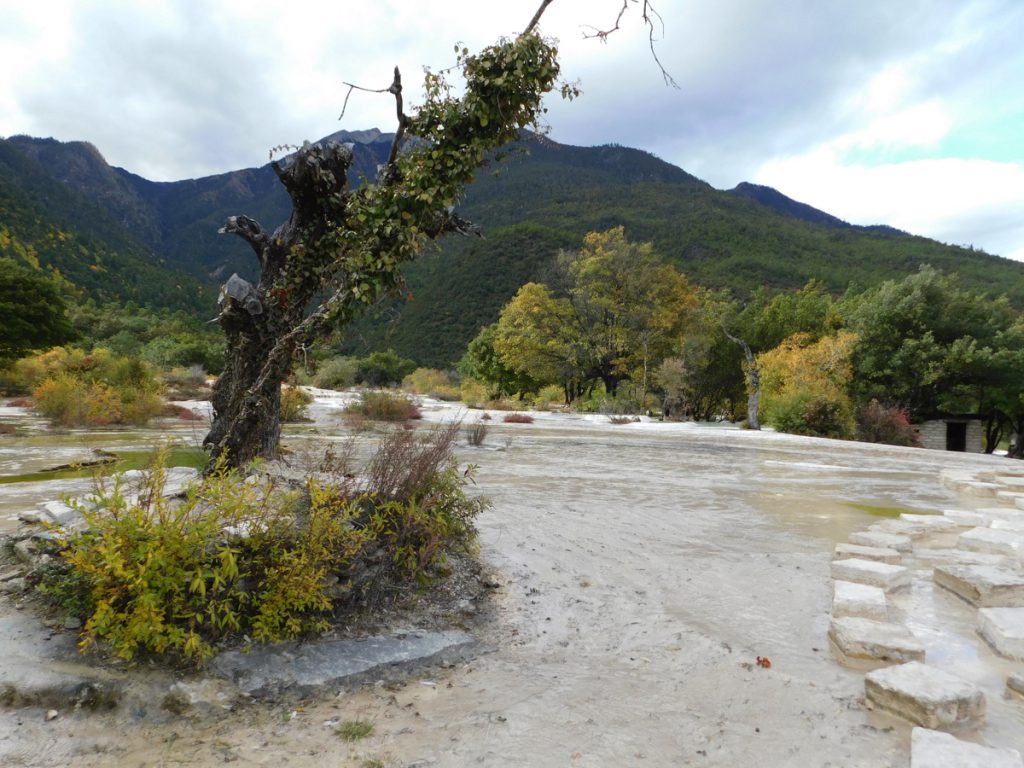 雲南省・白水台の写真　白とブルーの神秘2-3
