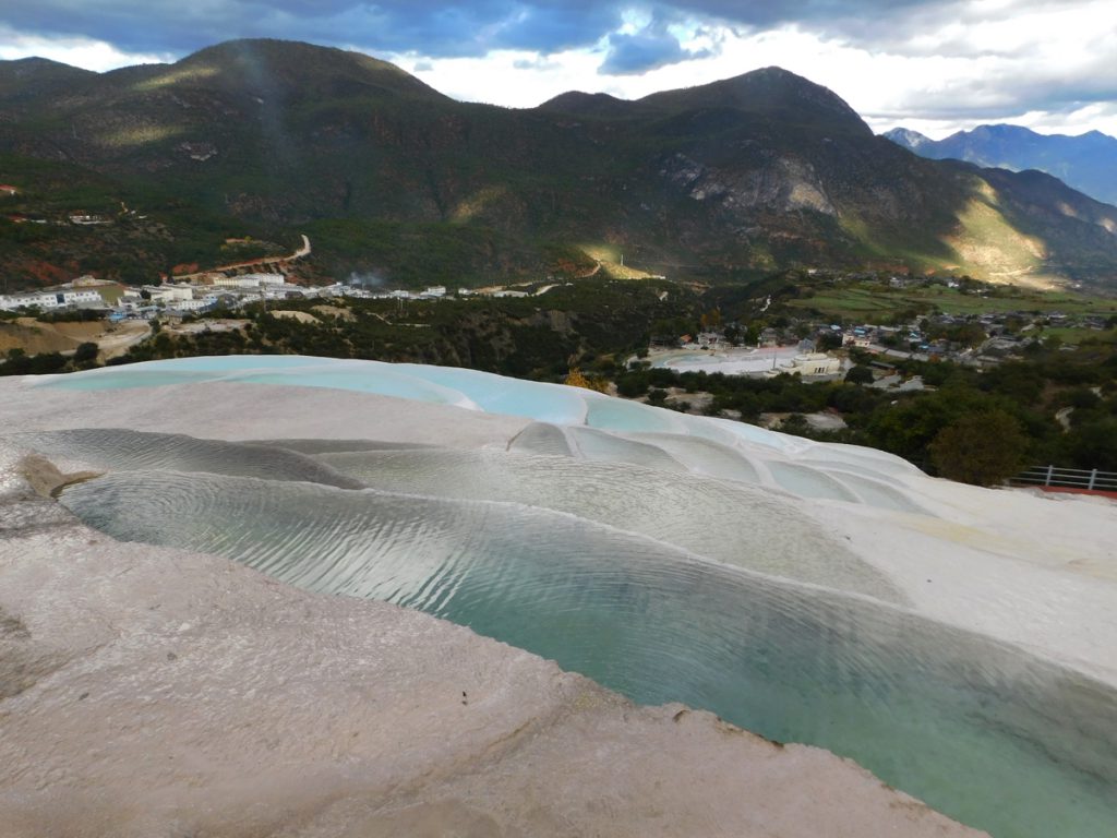 雲南省・白水台の写真　白とブルーの神秘2-4