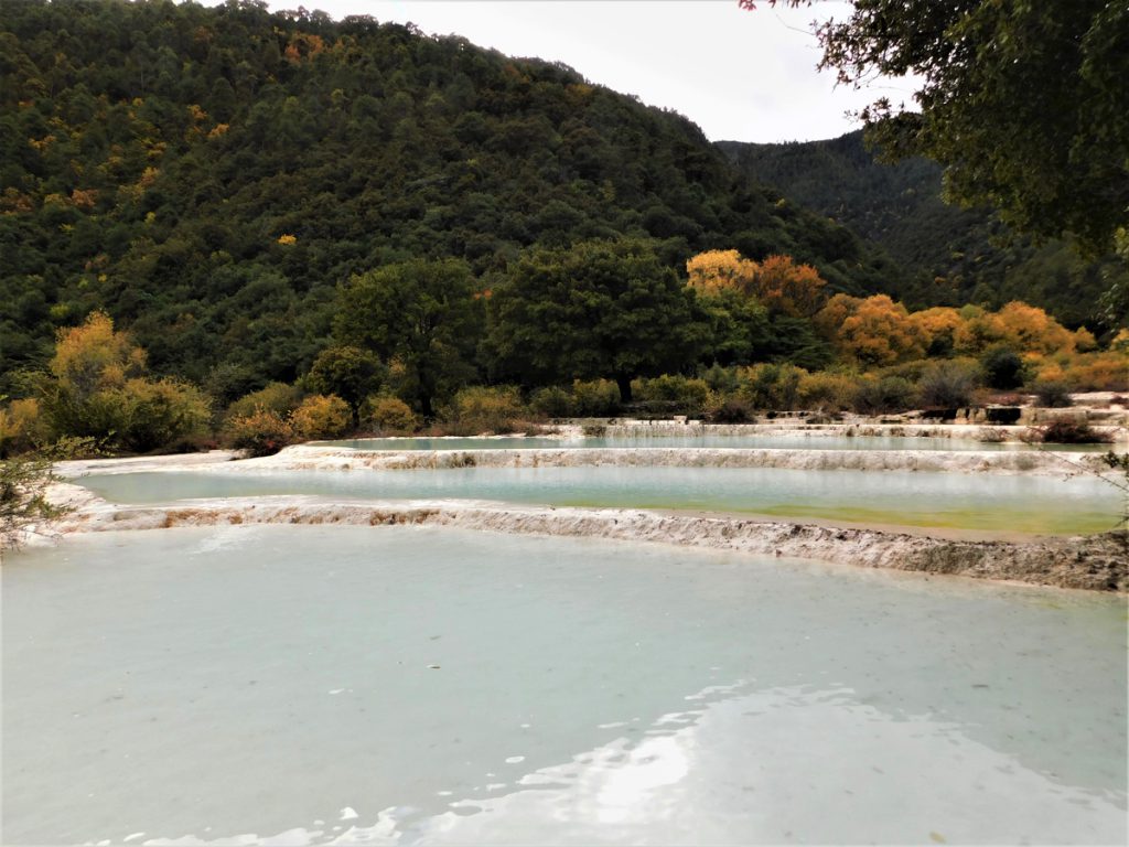 雲南省・白水台の写真　白とブルーの神秘2-5