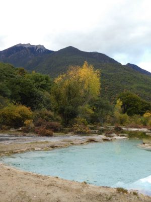 雲南省・白水台の写真　白とブルーの神秘2-7