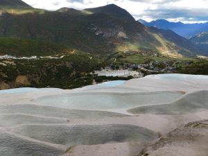 雲南省・白水台の写真　白とブルーの神秘2-9
