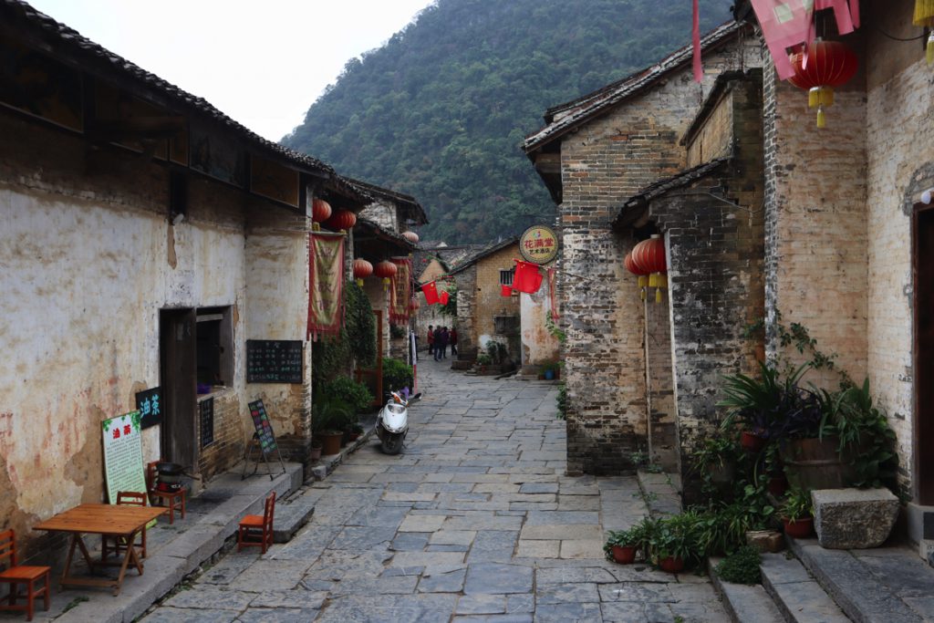 広西壮族自治区・百里水墨画廊、黄姚古鎮の写真　野焼きの煙たなびく桃源郷と嶺南建築古鎮2-3