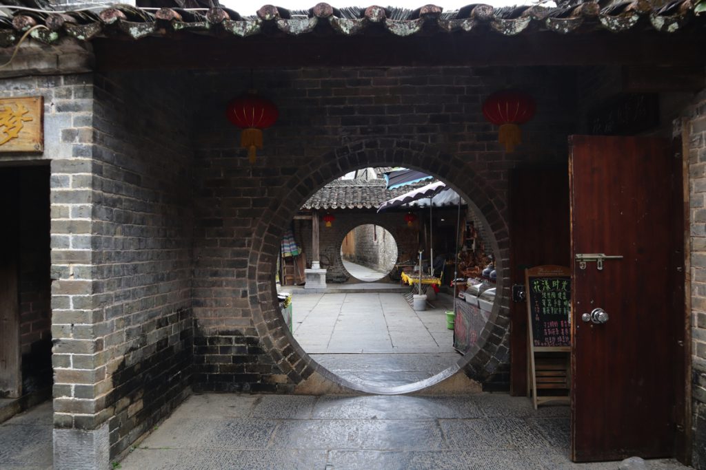 広西壮族自治区・百里水墨画廊、黄姚古鎮の写真　野焼きの煙たなびく桃源郷と嶺南建築古鎮2-4