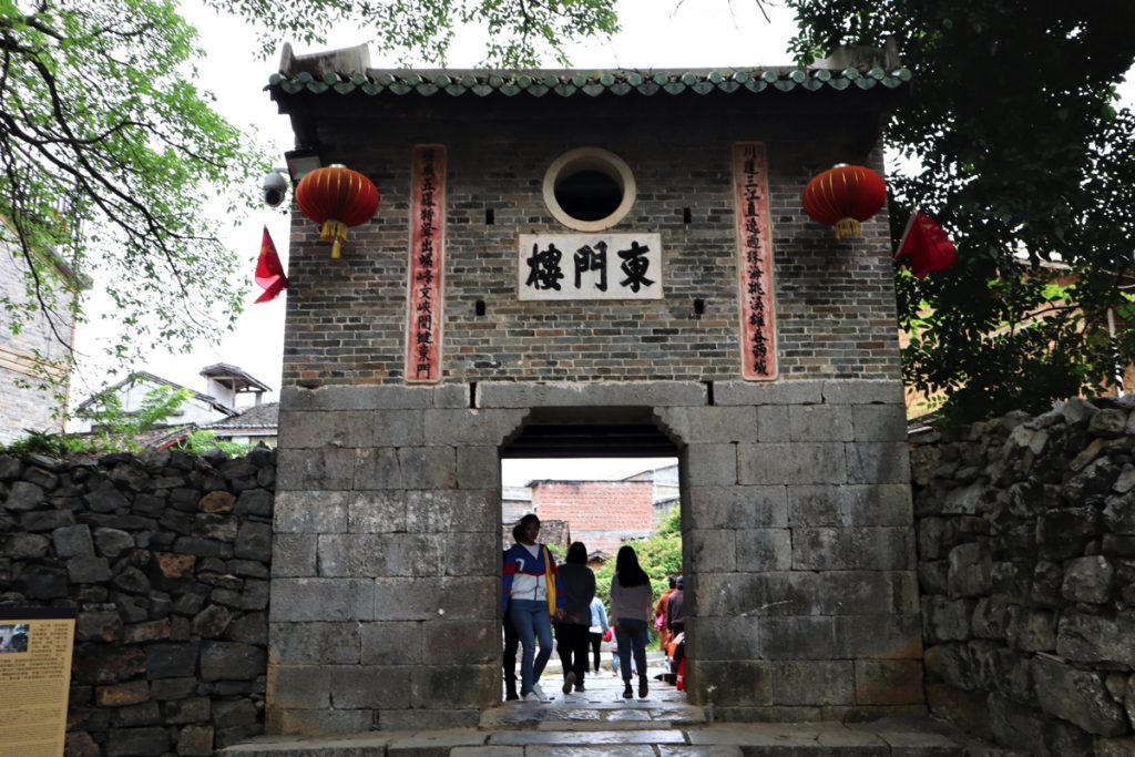 広西壮族自治区・百里水墨画廊、黄姚古鎮の写真　野焼きの煙たなびく桃源郷と嶺南建築古鎮2-5