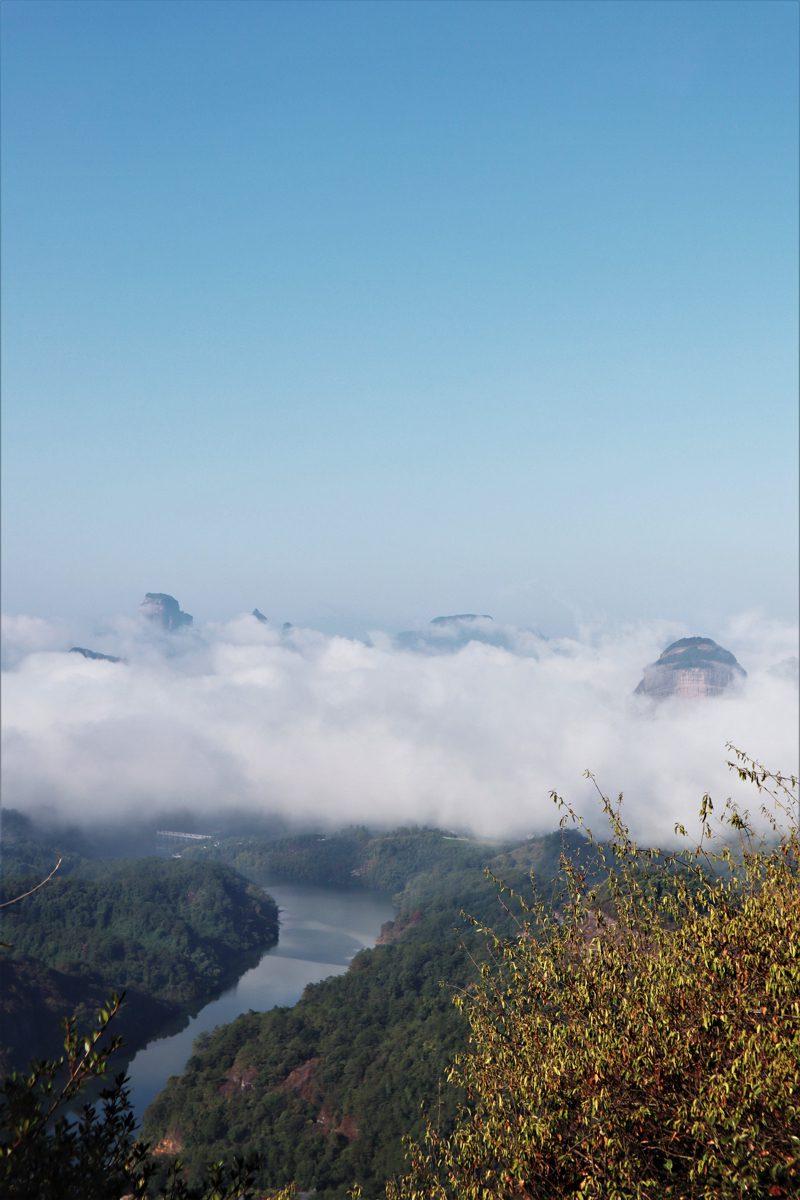 広東省・丹霞山の写真　朝日に輝き雲海に浮かぶ岩峰2-2