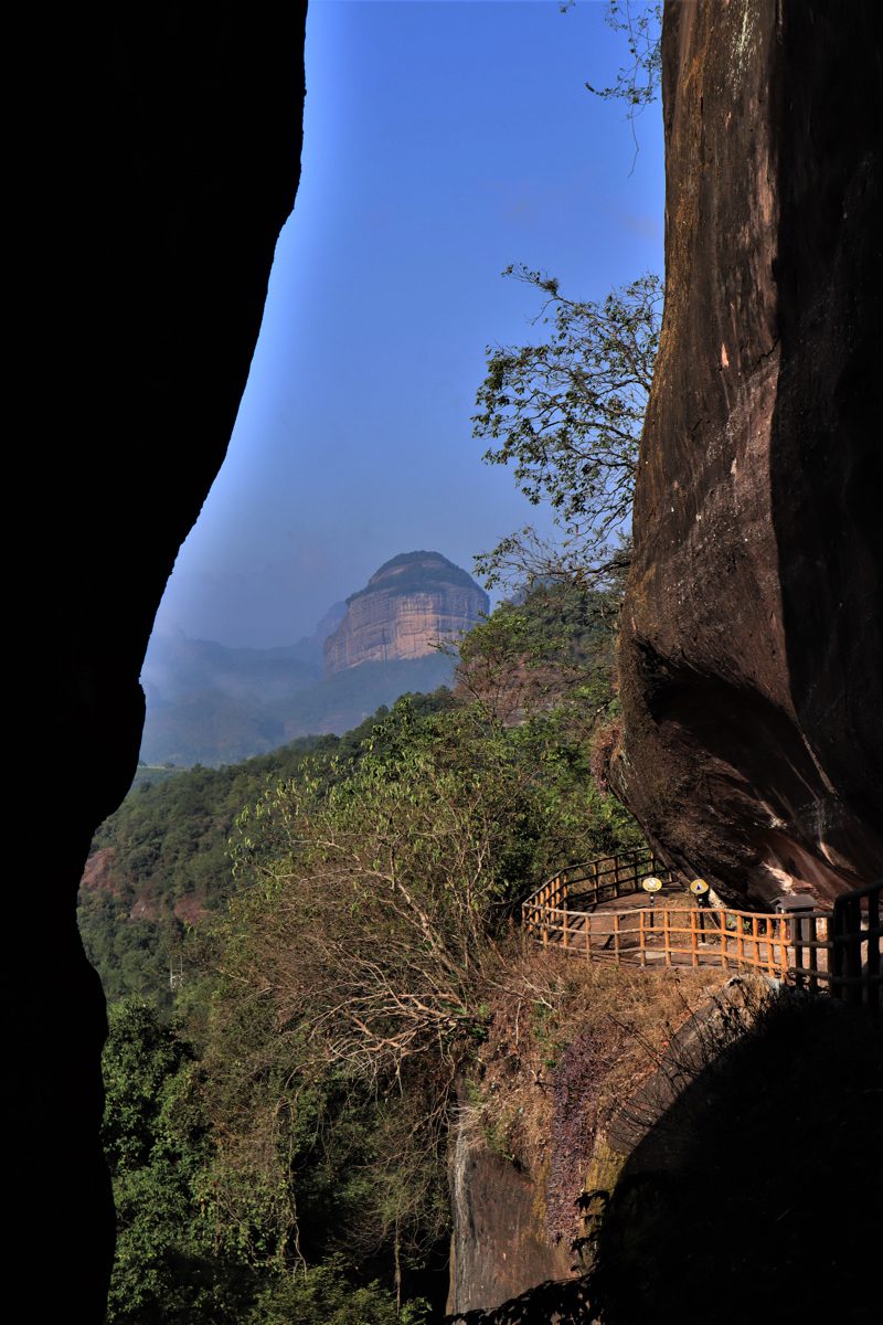 広東省・丹霞山の写真　朝日に輝き雲海に浮かぶ岩峰2-3