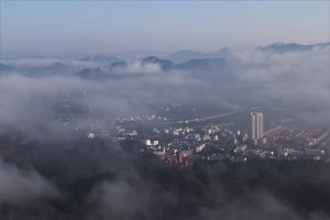 広東省・丹霞山の写真　朝日に輝き雲海に浮かぶ岩峰2-6