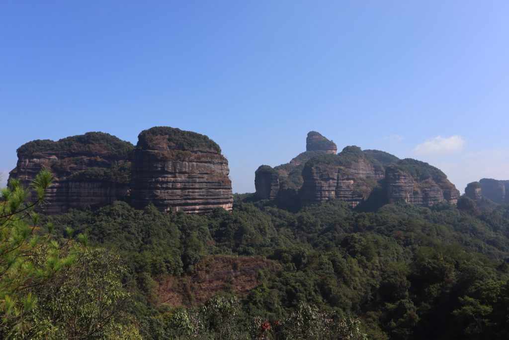 広東省・丹霞山の写真　朝日に輝き雲海に浮かぶ岩峰3-1