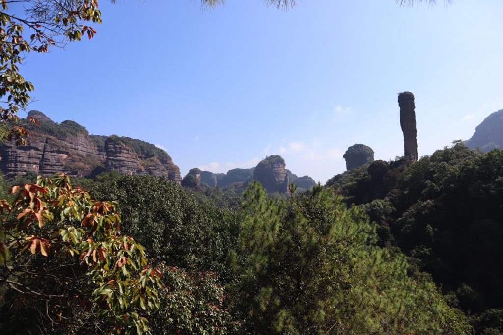 広東省・丹霞山の写真　朝日に輝き雲海に浮かぶ岩峰3-2
